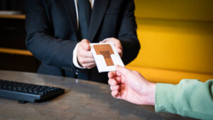 Professionele nachtservice in hotels met zichtbare nachtreceptionist in de lobby