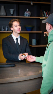 Self check-in hotel met digitale incheckzuil bij de receptie