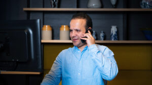 Nachtreceptionist die belt met bezoekers terwijl hij professionele nacht receptie services verleent voor veilige hotelservice en 24/7 gastbeleving.