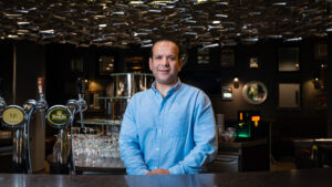 Nachtreceptie in de lobby met focus op nachttoezicht in hotels en veiligheid voor gasten