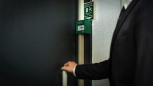 Nachtsupervisor die hotels bezoekt voor kwaliteitscontrole en ondersteuning als onderdeel van totale ontzorging nachtreceptie uitbesteden.