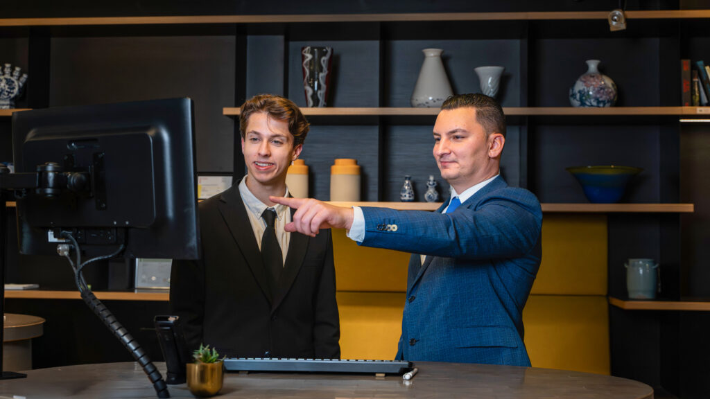 Supervisor die ondersteuning biedt en zonodig een medewerker vervangt binnen het proces van nachtreceptie uitbesteden om kwaliteit te garanderen.