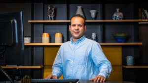 Medewerker van Nacht Receptie Services achter de hotelreceptie
